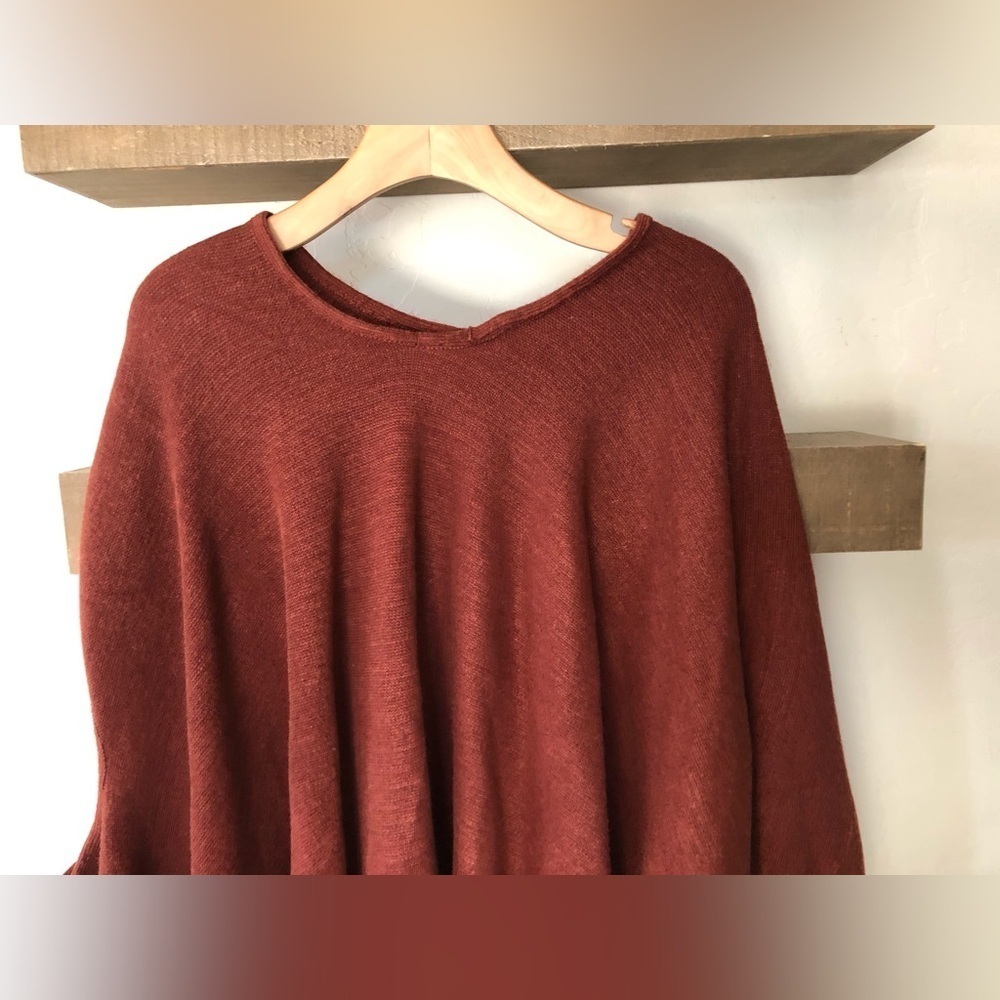 Burnt orange/Rust Pancho,asymmetrical cut with fringe detail•Slouchy boho style - Picture 2 of 5